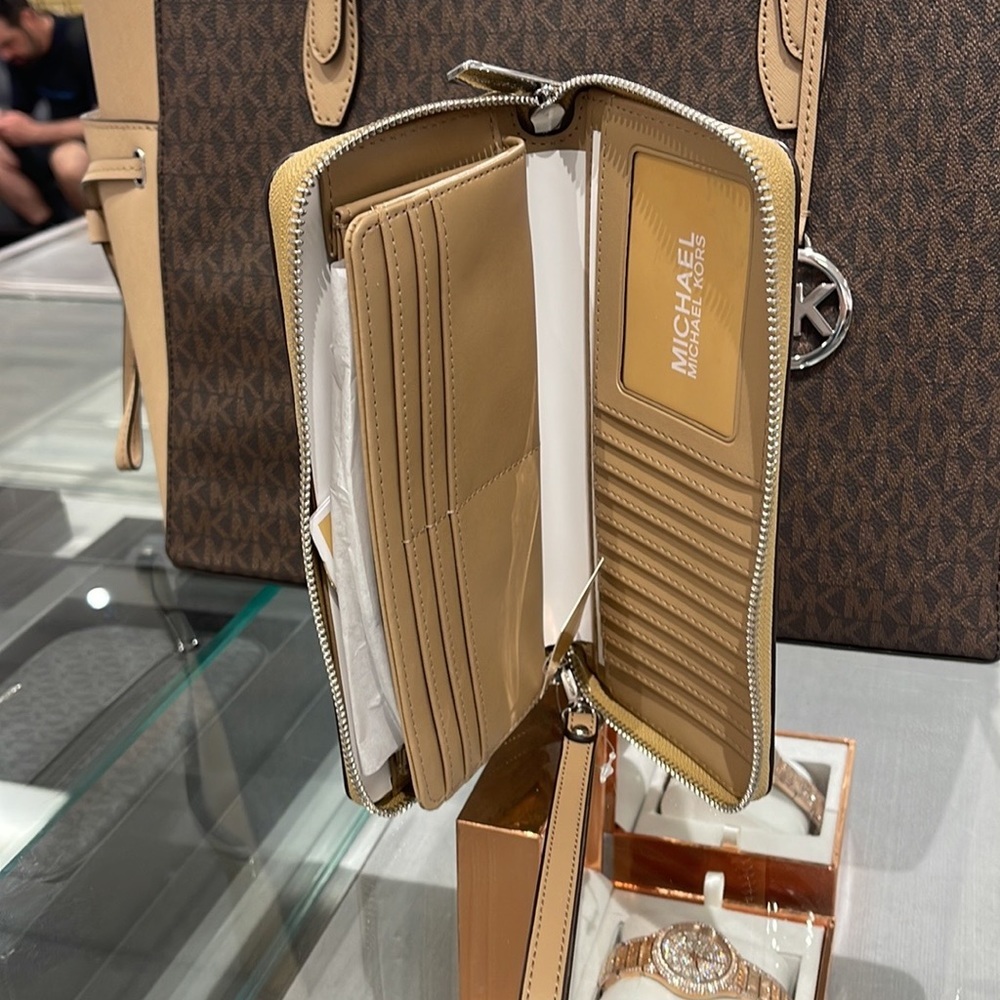 MICHAEL KORS Leather Continental Phone Holder Wristlet Wallet
Camel
NWT - Picture 10 of 16